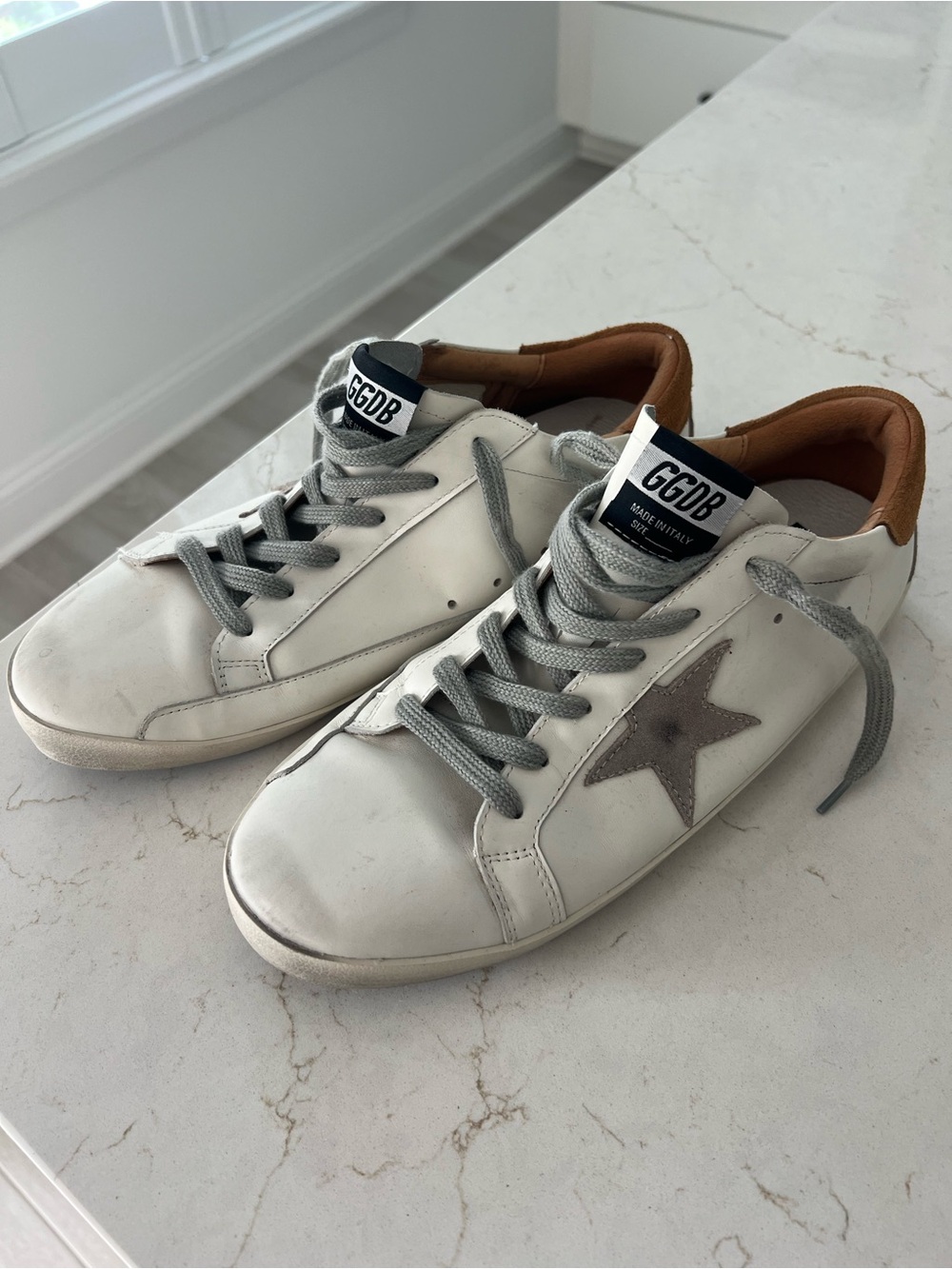 EUC Golden Goose White Leather Low-Top Sneakers with Gray Star (Read)